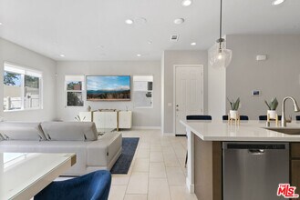 551 Daniel Freeman Cir in Inglewood, CA - Building Photo - Building Photo