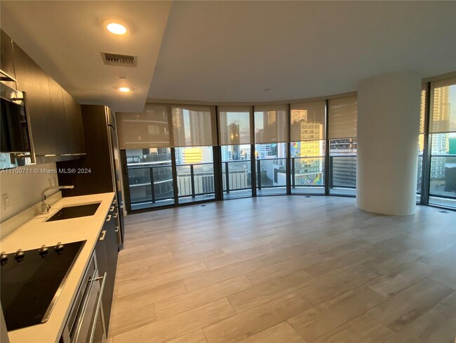 55 SW 9th St, Unit 1503 in Miami, FL - Foto de edificio - Building Photo