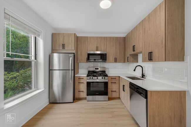 6977 N Bell Ave in Chicago, IL - Building Photo - Building Photo