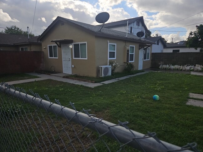 11645 Pope Ave in Lynwood, CA - Foto de edificio - Building Photo