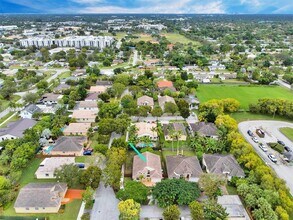 9437 SW 183rd Terrace in Palmetto Bay, FL - Foto de edificio - Building Photo