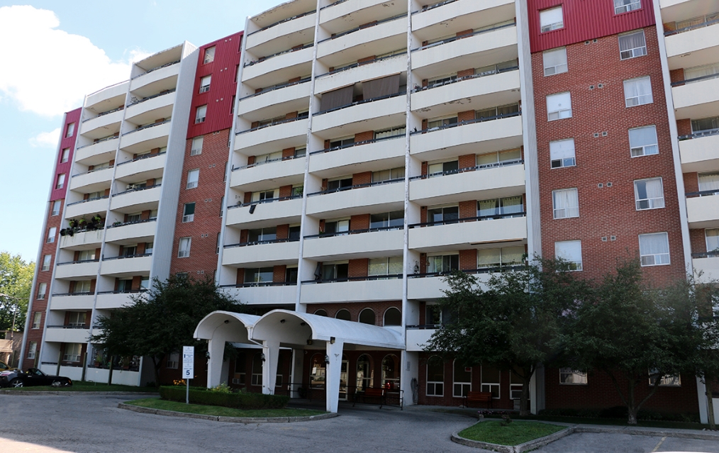 Southwick Apartments in Brantford, ON - Building Photo