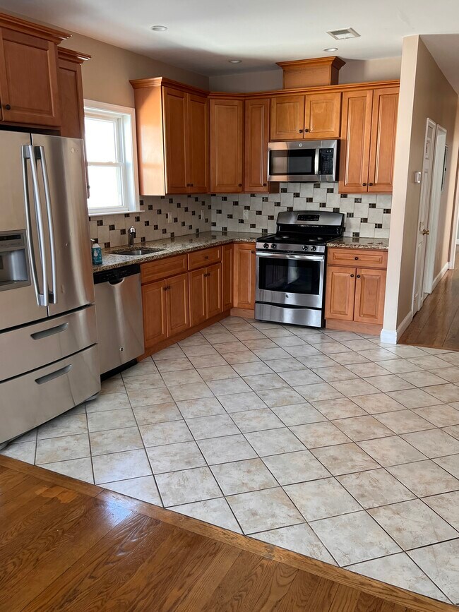 143 Bellevue St, Unit 1 in Elizabeth, NJ - Foto de edificio - Building Photo