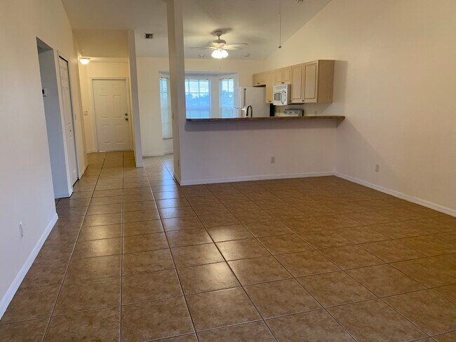 2221 NE 15th Ln in Cape Coral, FL - Foto de edificio - Building Photo