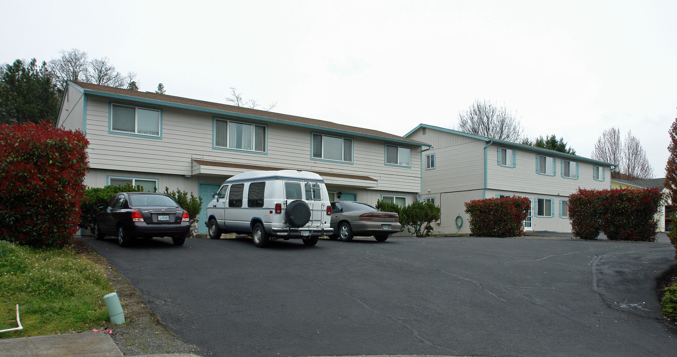 2914-2916 NE Dorwin Ave in Roseburg, OR - Building Photo