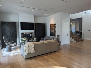 17950 Rancho St in Encino, CA - Building Photo - Building Photo