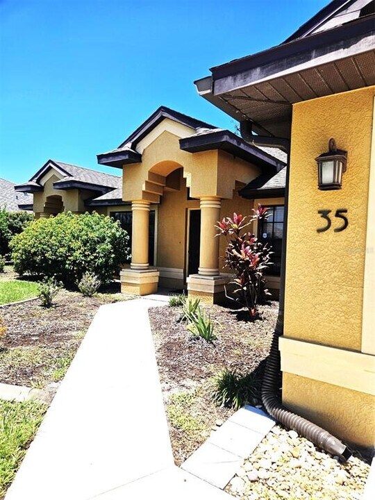 35 White Marsh Ln in Rotonda West, FL - Building Photo
