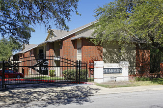 Villas of St Moritz in San Antonio, TX - Foto de edificio - Building Photo