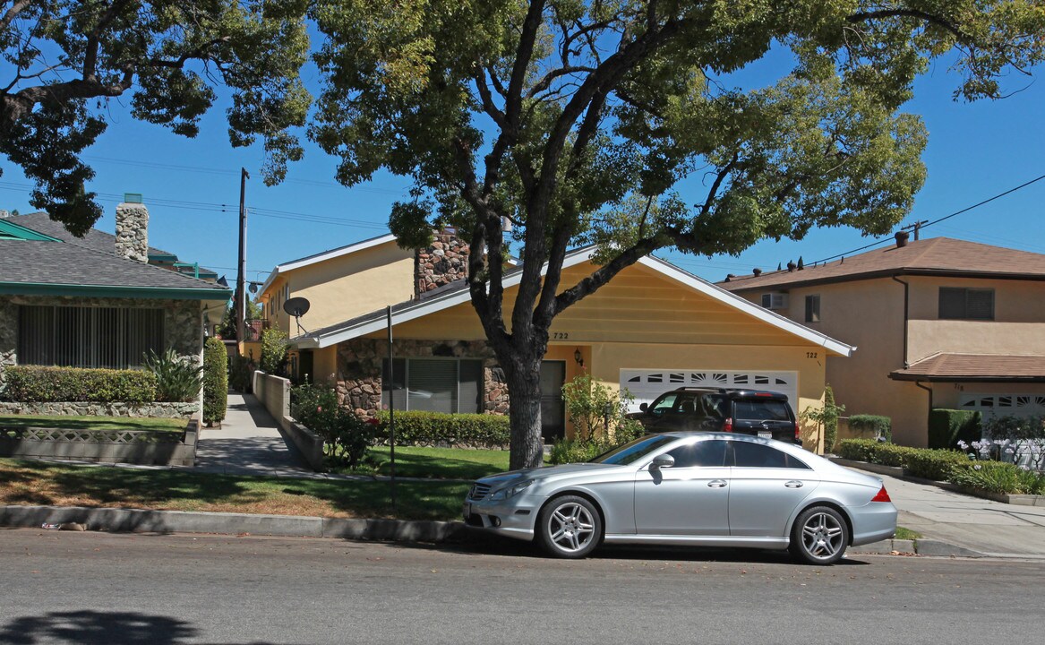 722 E Angeleno Ave in Burbank, CA - Foto de edificio