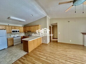 5924 Sutton Pl in Urbandale, IA - Building Photo - Building Photo