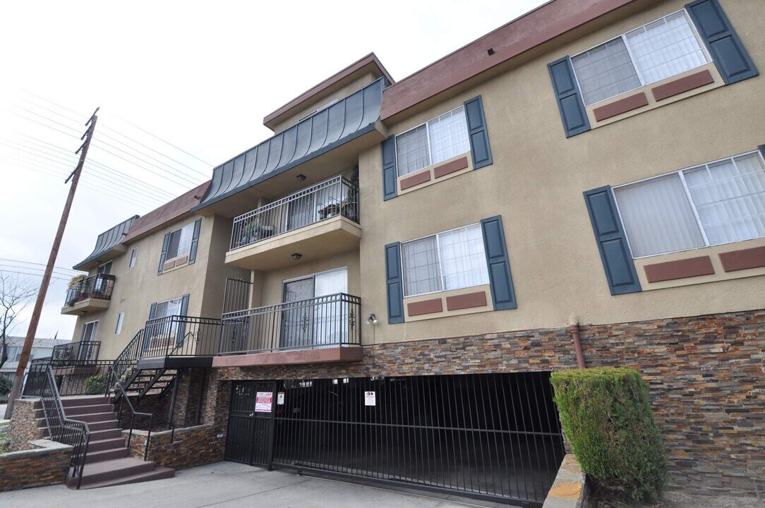 6401 Riverton Ave, Unit 108 in Los Angeles, CA - Building Photo