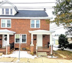 221 Arch St in Ephrata, PA - Building Photo