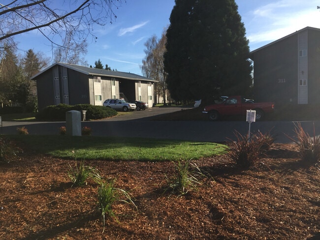 301 Whitesell St W in Monmouth, OR - Foto de edificio - Building Photo