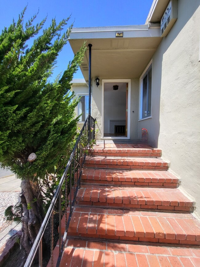 906 Balra Dr in El Cerrito, CA - Foto de edificio - Building Photo