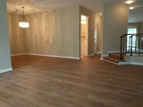 936 Surrey Dr in Schaumburg, IL - Building Photo - Building Photo