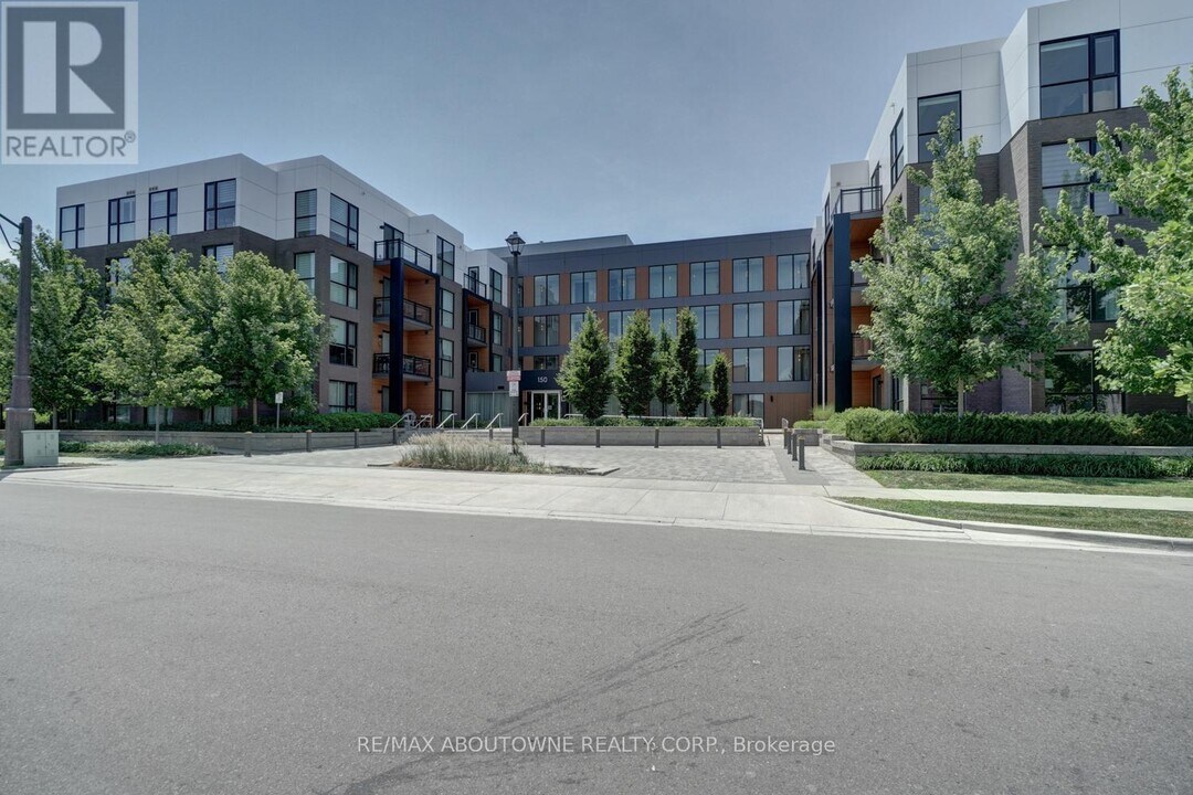 150 Sabina Dr in Oakville, ON - Building Photo