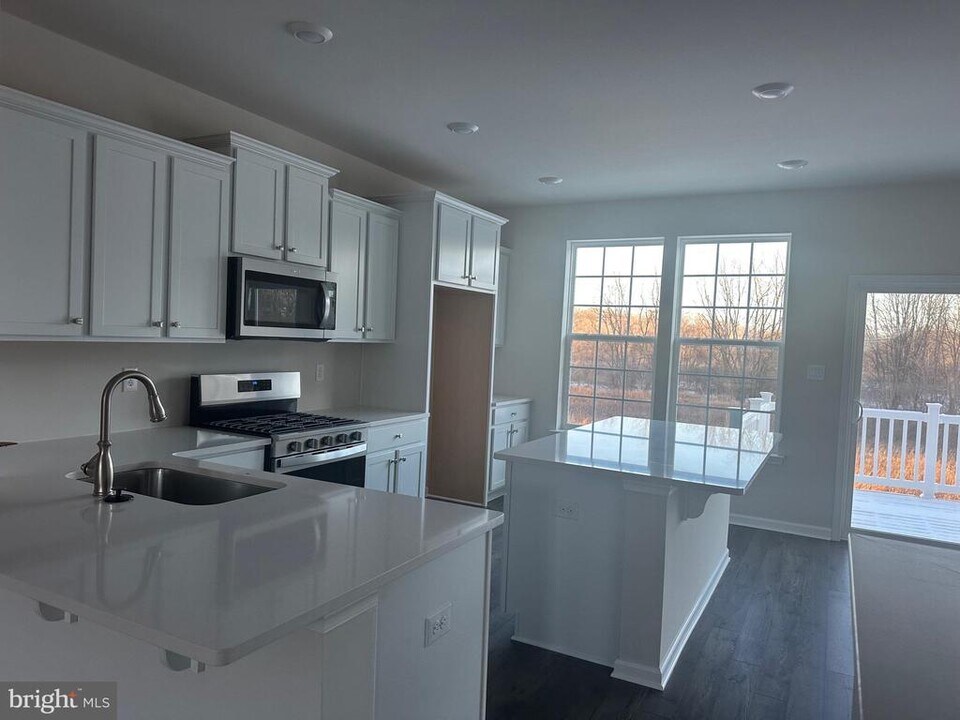 451 Monte Farm Rd in Mount Laurel, NJ - Building Photo