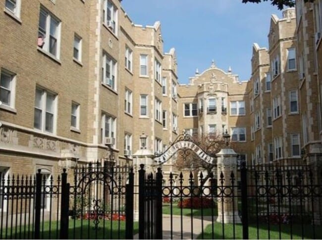 property at 1220 W Pratt Blvd