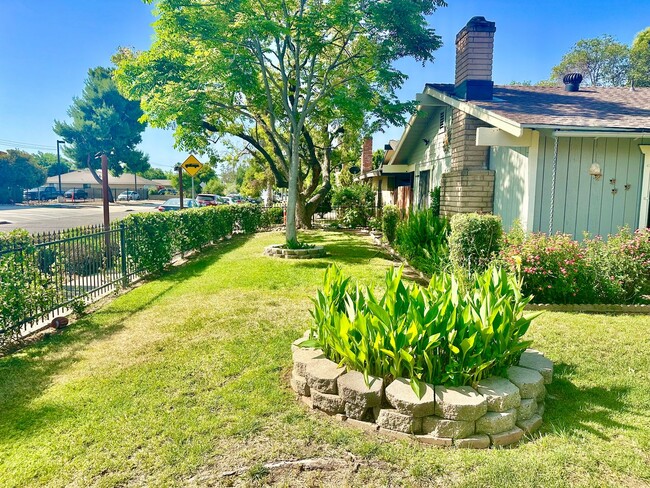 2345 N Vagedes Ave in Fresno, CA - Building Photo - Building Photo