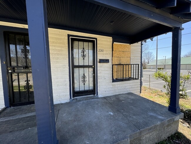 2261 Hunter Ave in Memphis, TN - Foto de edificio - Building Photo