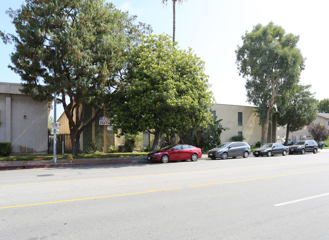 Burbank Tarzana Apartments in Tarzana, CA - Building Photo - Building Photo