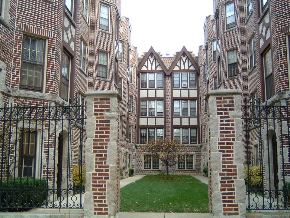 The Tudors on Hermitage in Chicago, IL - Building Photo