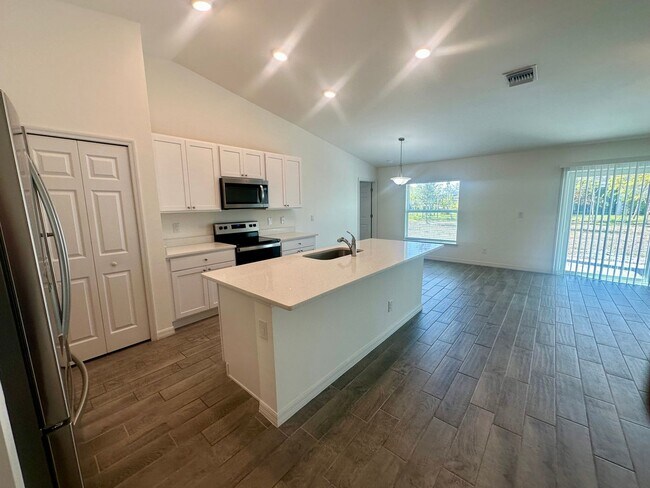 636 NE 2nd Pl in Cape Coral, FL - Building Photo - Building Photo