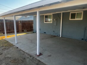 2009 Valencia Dr in Bakersfield, CA - Foto de edificio - Building Photo