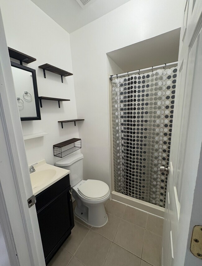 537 Schiller Ave, Unit 1r in Hamilton Township, NJ - Building Photo - Building Photo