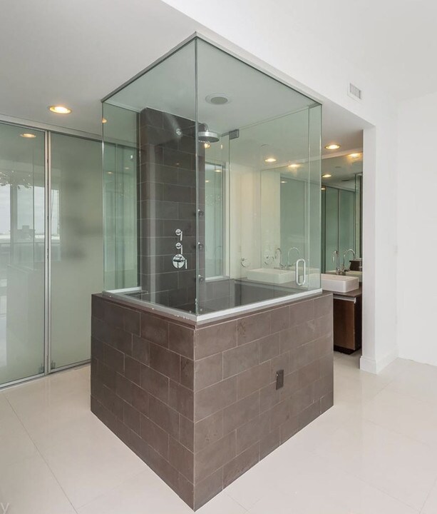 1040 Biscayne Blvd, Unit 1205 in Miami, FL - Building Photo