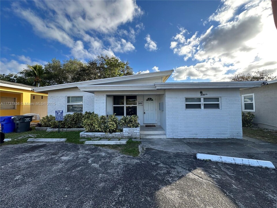 2446 Johnson St in Hollywood, FL - Building Photo