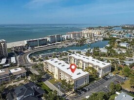 995 La Guna Dr in Venice, FL - Building Photo