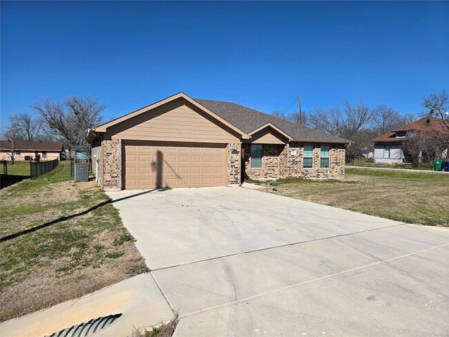 210 E Doyle St, Unit H-204 in Ponder, TX - Building Photo - Building Photo