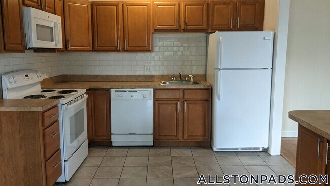 1131 Commonwealth Ave, Unit 5 in Boston, MA - Foto de edificio - Building Photo