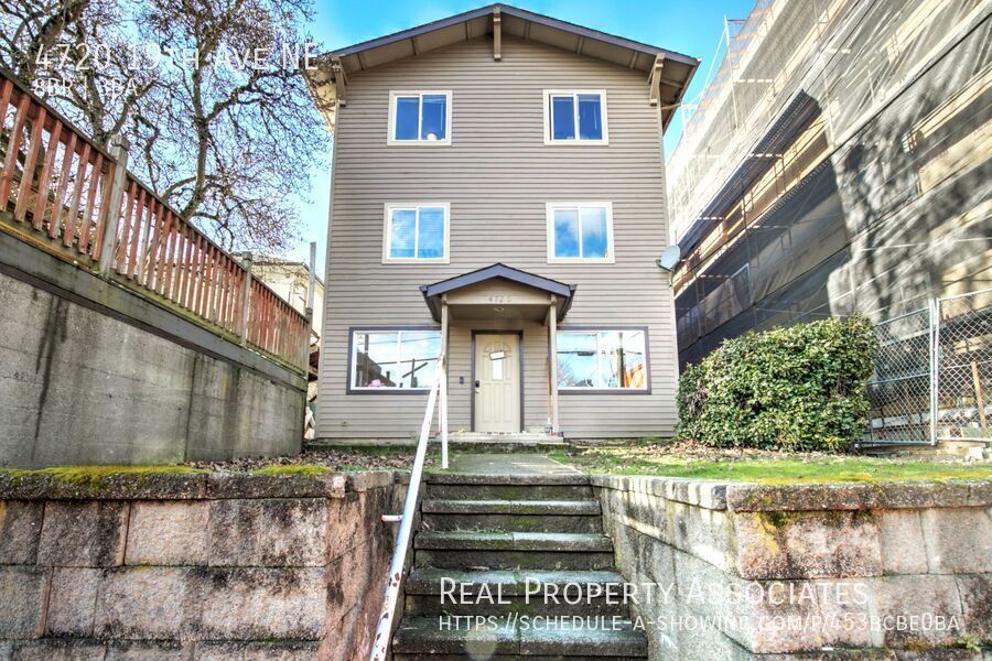 4720 19th Ave NE in Seattle, WA - Building Photo