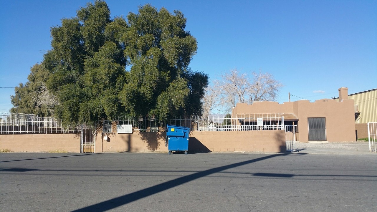 2525 Meadows Ave in Las Vegas, NV - Building Photo