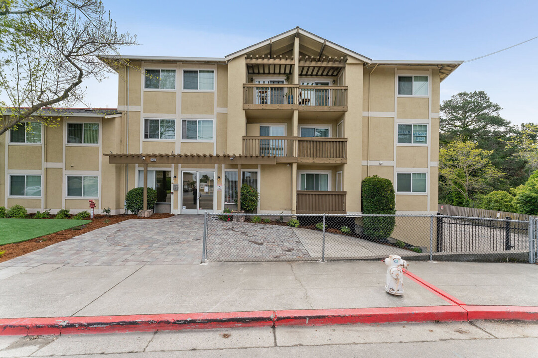 Vista Creek Apartments in Castro Valley, CA - Building Photo