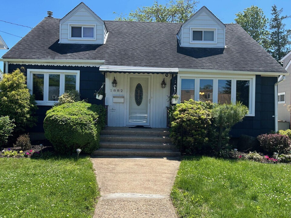 1882 Gerald Ave in East Meadow, NY - Building Photo