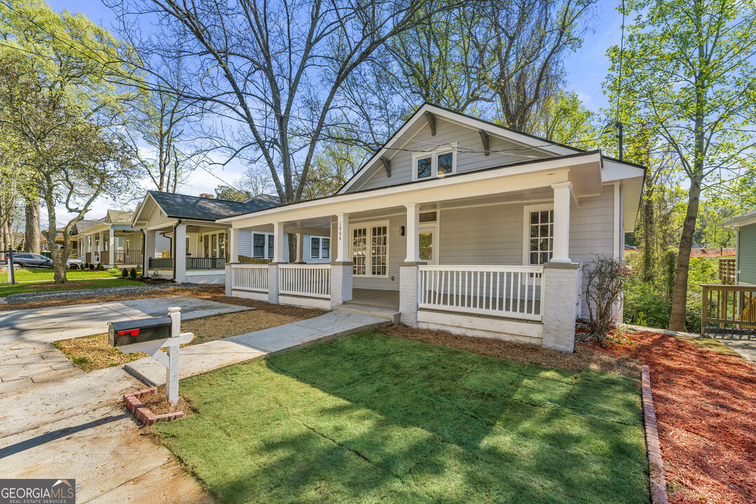 1066 White Oak Ave SW in Atlanta, GA - Building Photo