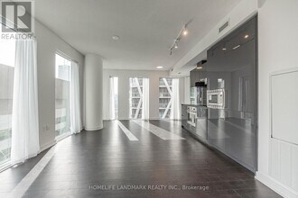 238 Simcoe St in Toronto, ON - Building Photo - Building Photo