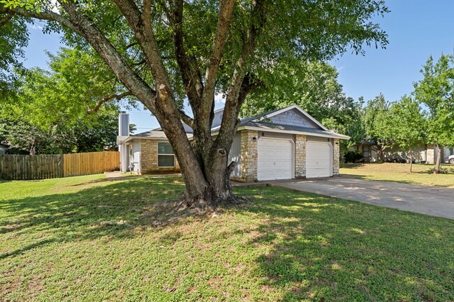 703 Country Aire Dr, Unit A in Round Rock, TX - Foto de edificio - Building Photo