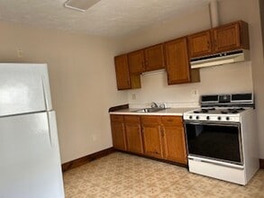 211 Pine St, Unit 4 in Attleboro, MA - Building Photo - Building Photo