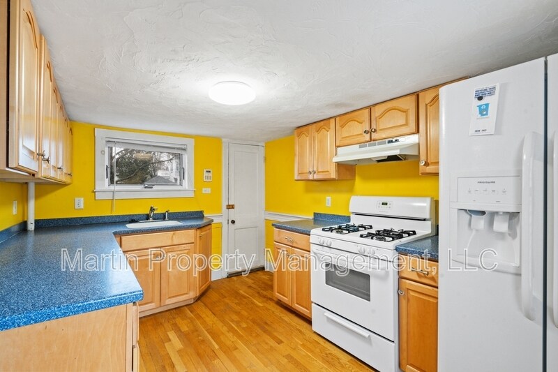 21 Cross St in Waltham, MA - Building Photo