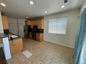 301 Dragonfly Cir in Sacramento, CA - Building Photo - Building Photo