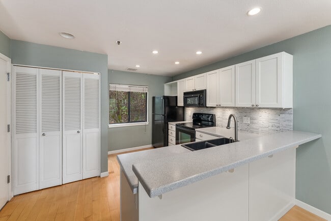 710 NW Naito Pky, Unit C12 in Portland, OR - Foto de edificio - Building Photo