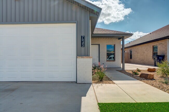 7030 41st St in Lubbock, TX - Foto de edificio - Building Photo