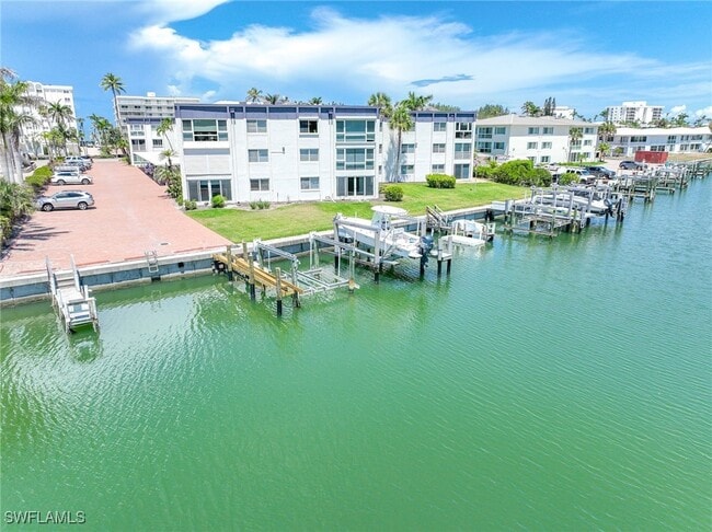 property at 1930 Gulf Shore Blvd N