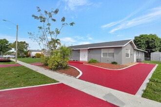 8211 NW 45th Ct in Lauderhill, FL - Building Photo - Building Photo