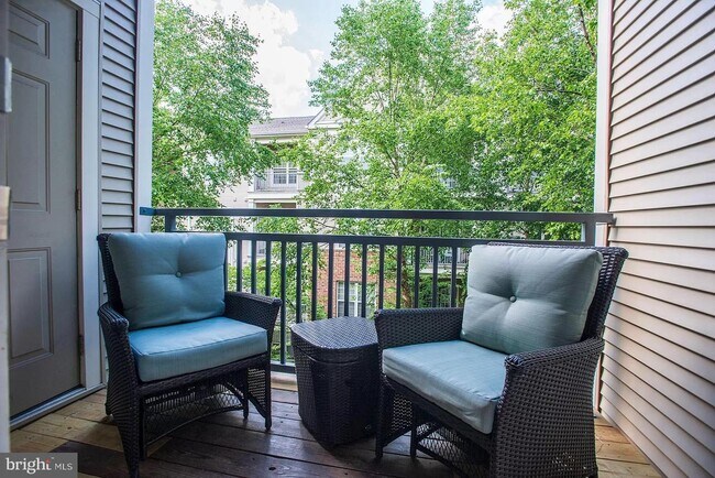 3003 Nicosh Cir-Unit -3305 in Falls Church, VA - Building Photo - Building Photo