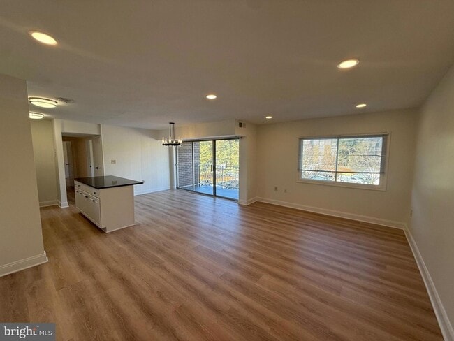 3842 Bel Pre Rd, Unit 12 in Silver Spring, MD - Foto de edificio - Building Photo